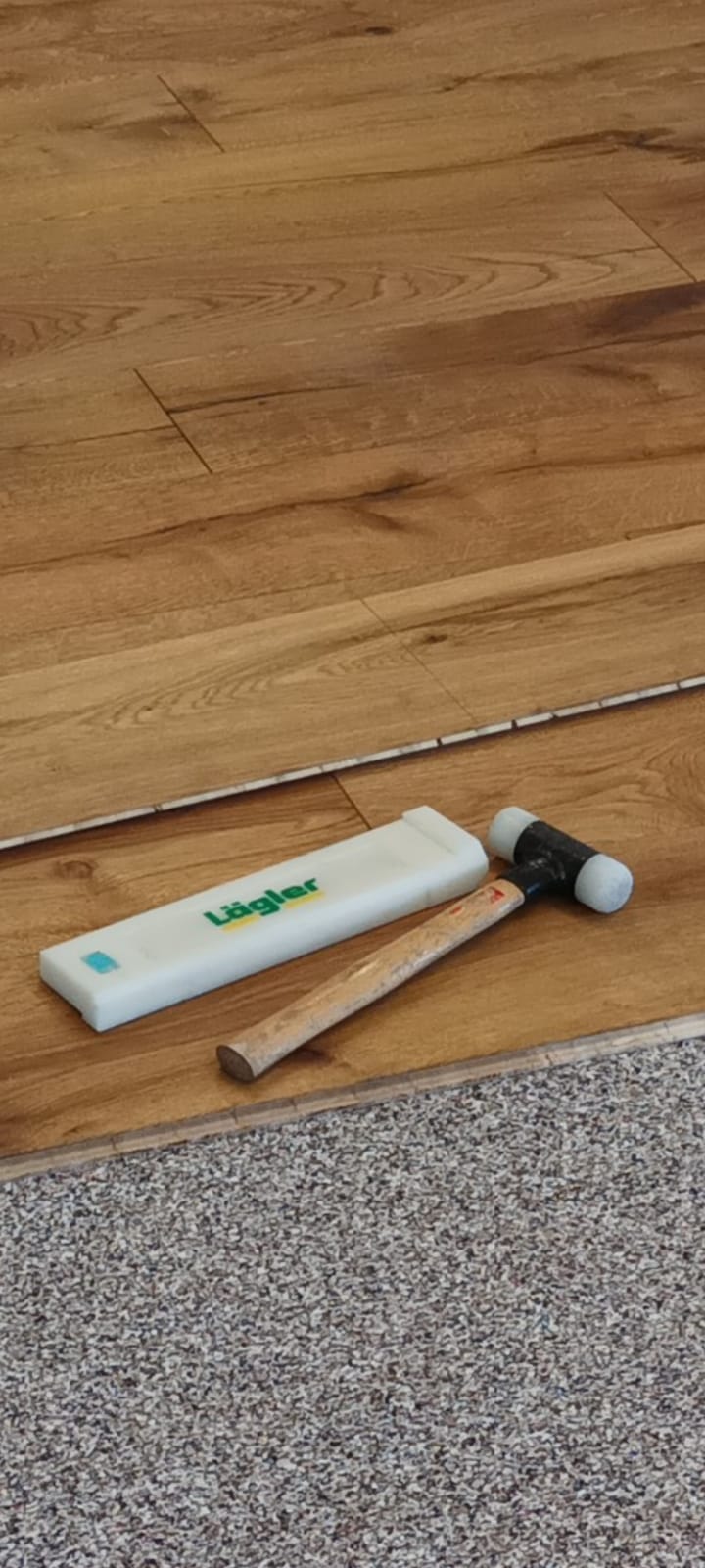 Laminat verlegen – Werkzeug und Dielen