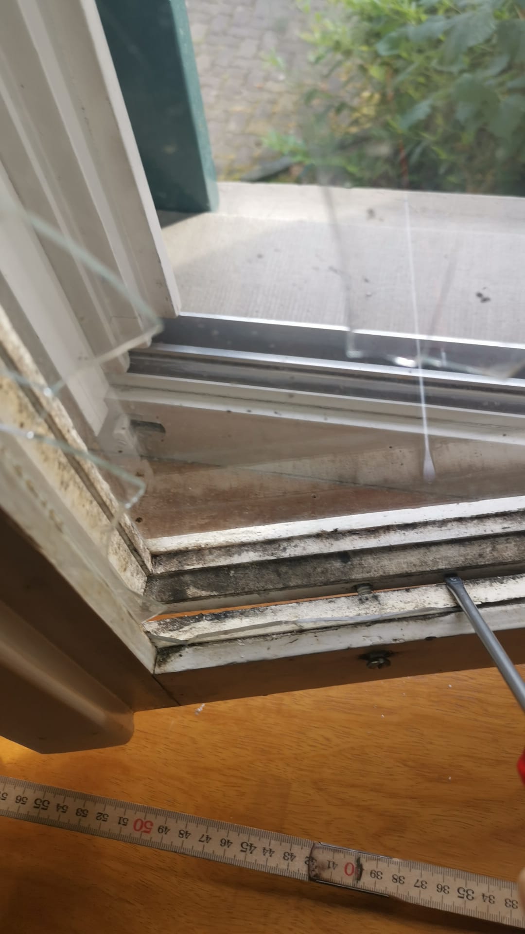 Kaputtes Fensterglas – Rahmen demontieren und Glas ersetzen