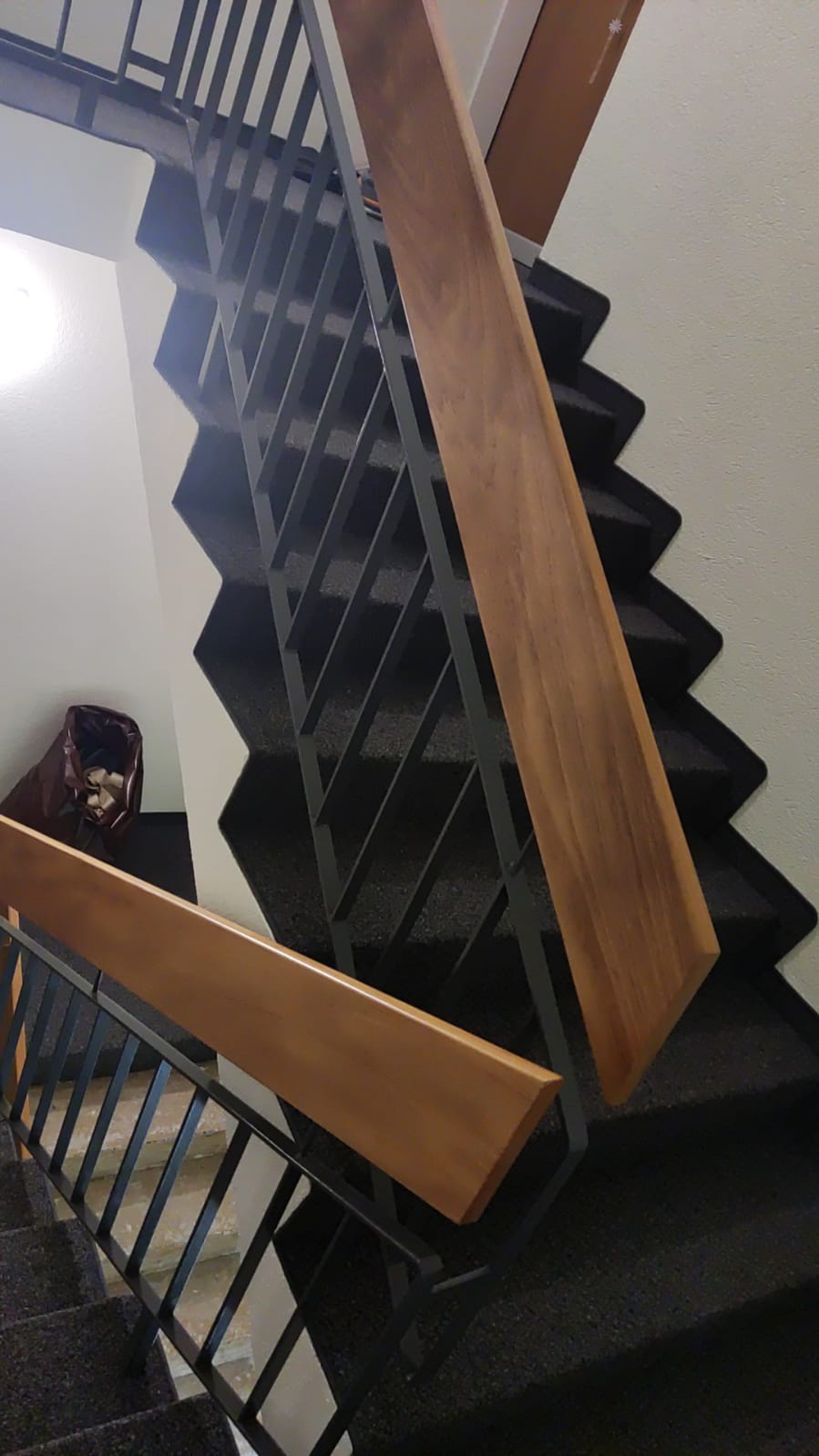 Treppenteppich im Treppenhaus verlegt
