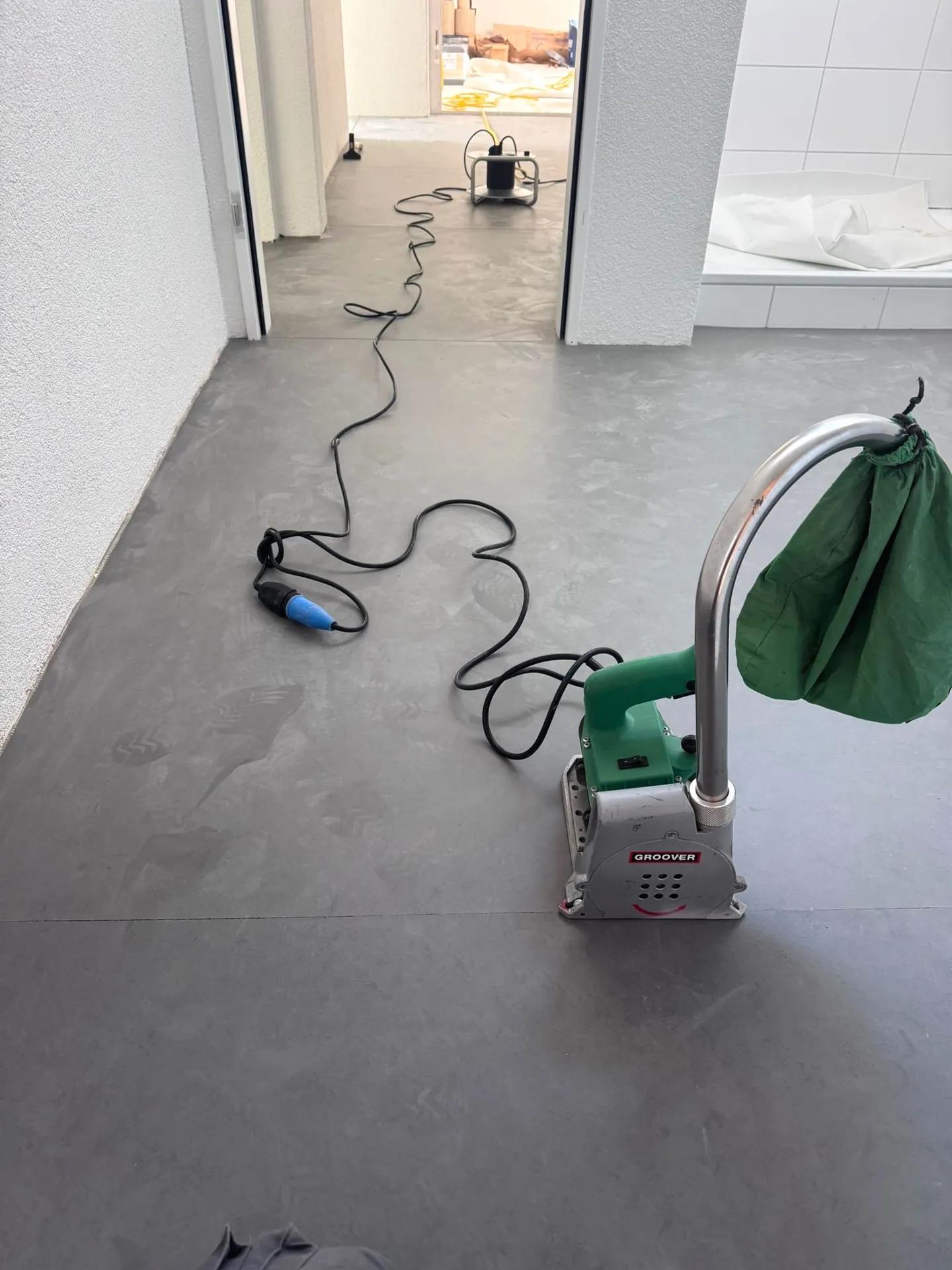 Untergrund wird für neuen Bodenbelag vorbereitet – Bodenleger BEMO Montagen Zürich