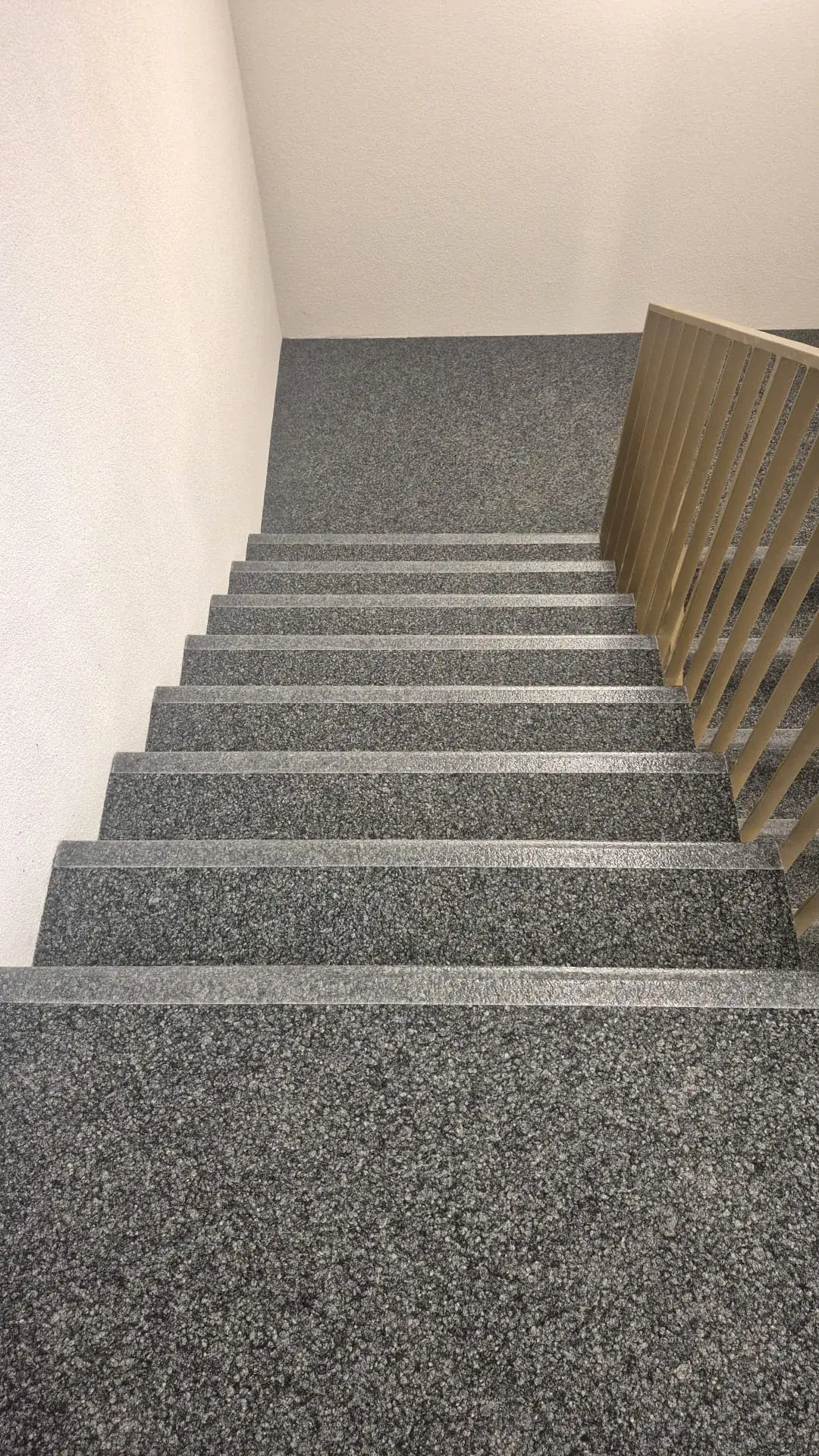 Treppenstufen mit grauem Teppichbelag verlegt – BEMO Montagen Zürcher Unterland