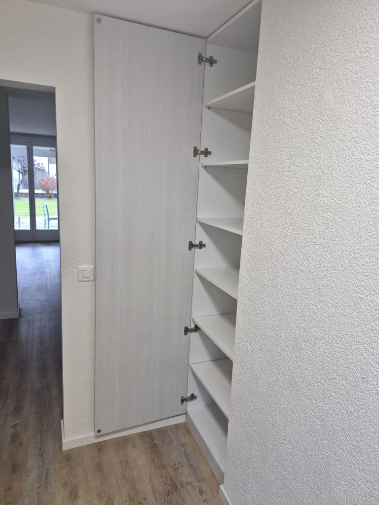 Raumhoher Einbauschrank mit offenen Regalen montiert – Schreinerservice BEMO Montagen