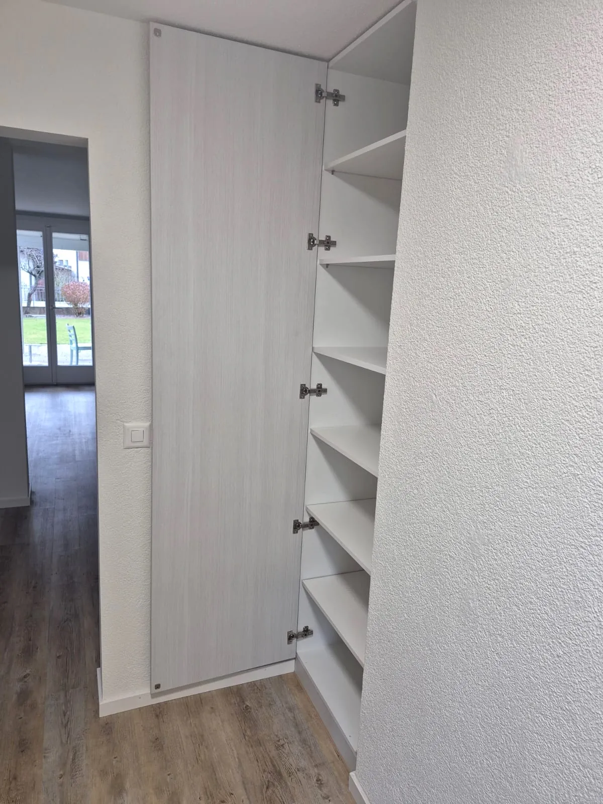 Raumhoher Einbauschrank mit offenen Regalen montiert – Schreinerservice BEMO Montagen