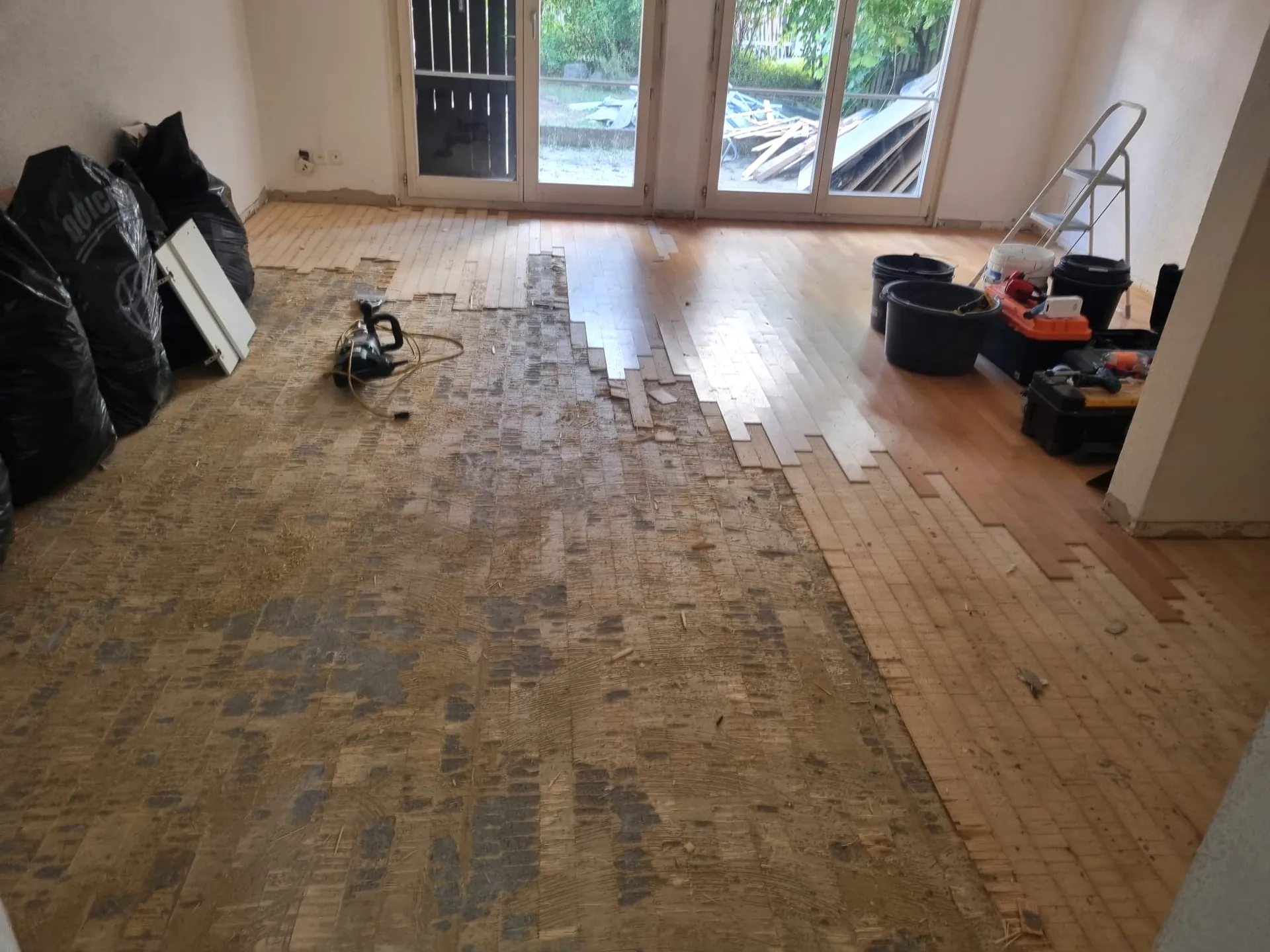 Alter Parkettboden wird demontiert vor der Renovation – BEMO Montagen Zürcher Unterland