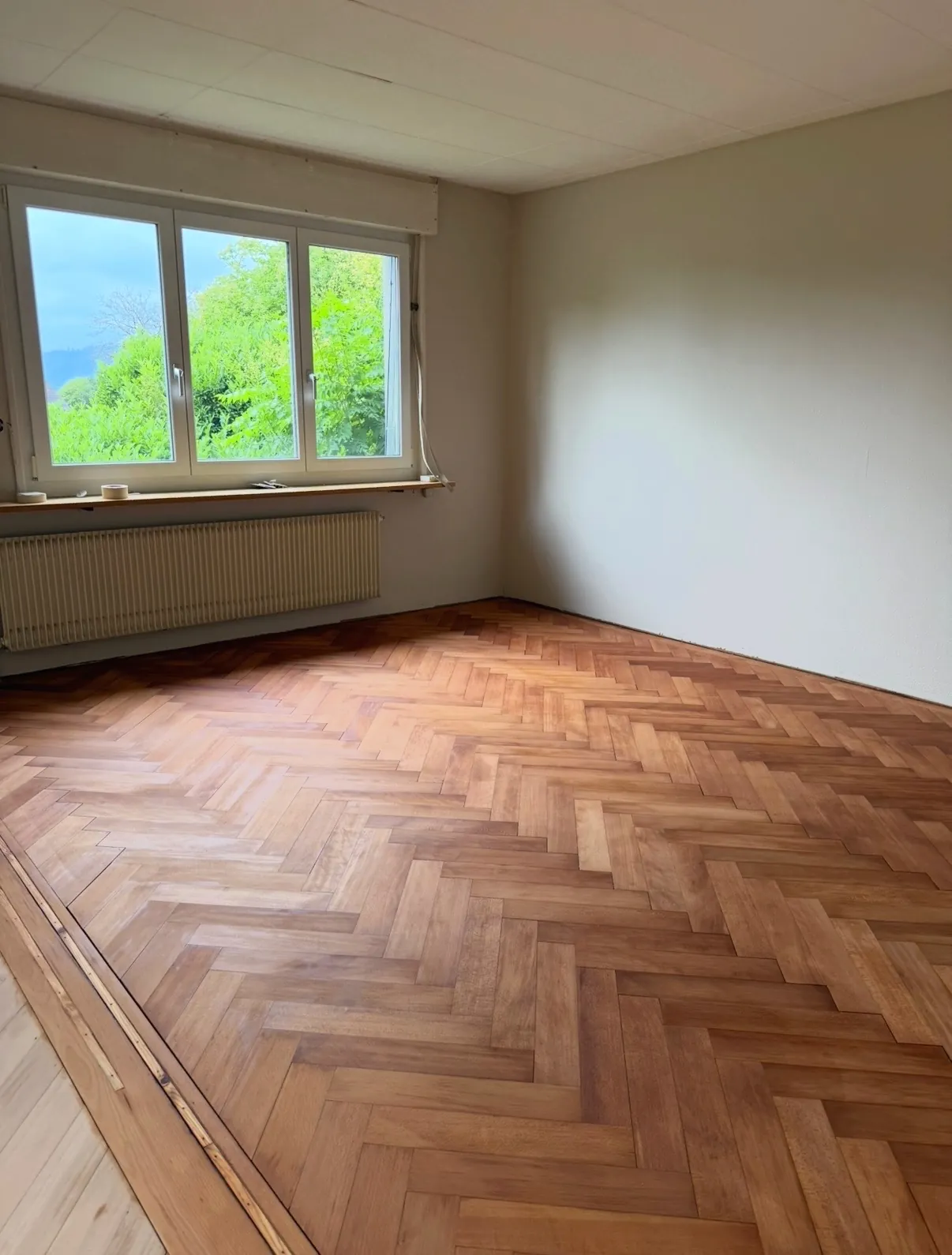 Fischgrat-Parkett im Wohnzimmer verlegt – BEMO Montagen Zürcher Unterland