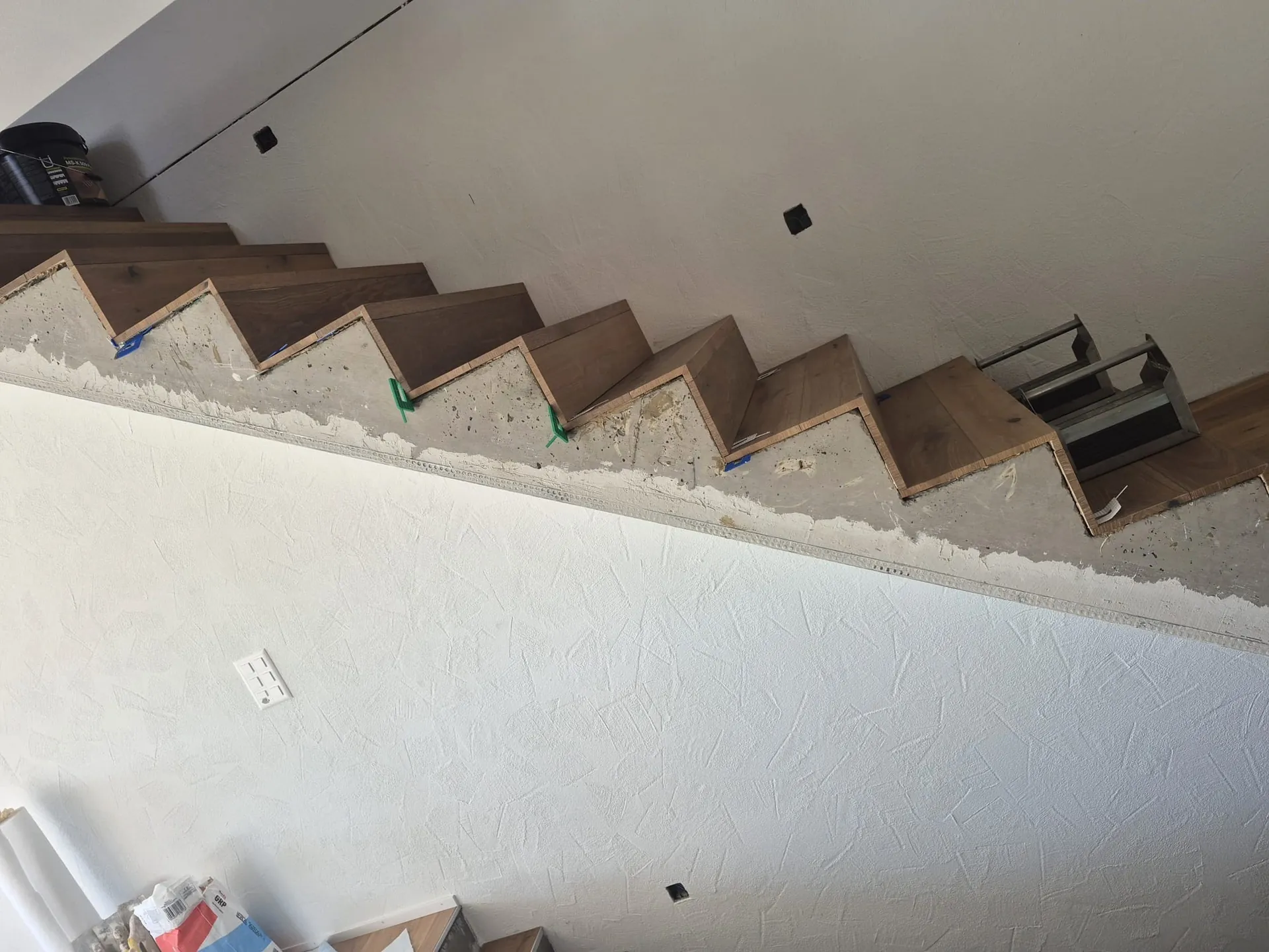 Betontreppe mit neuen Holzstufen – Treppenrenovation Zürich BEMO Montagen