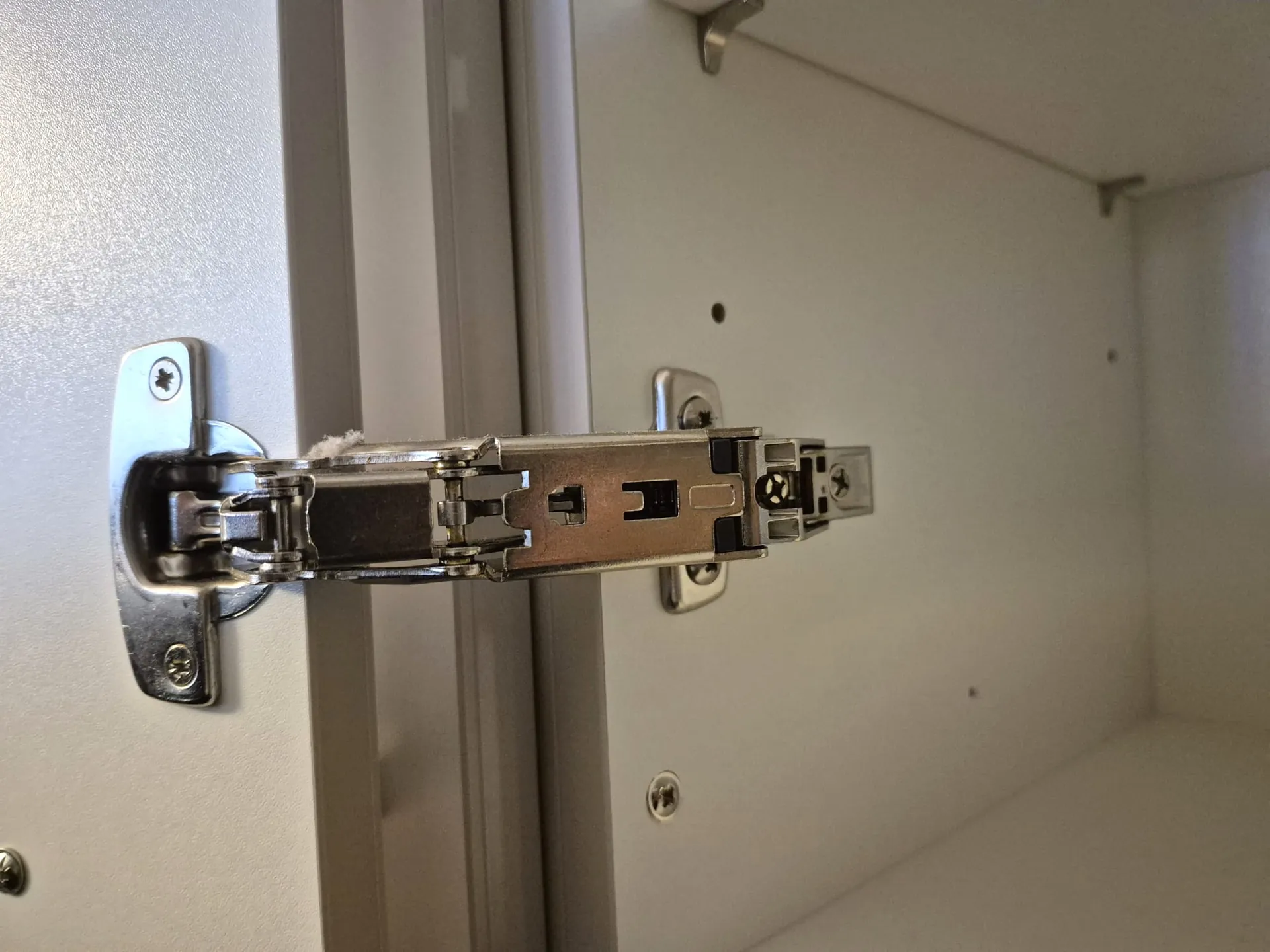 Detail: Topfscharnier bei der Schrankmontage – Schreinerservice BEMO Montagen