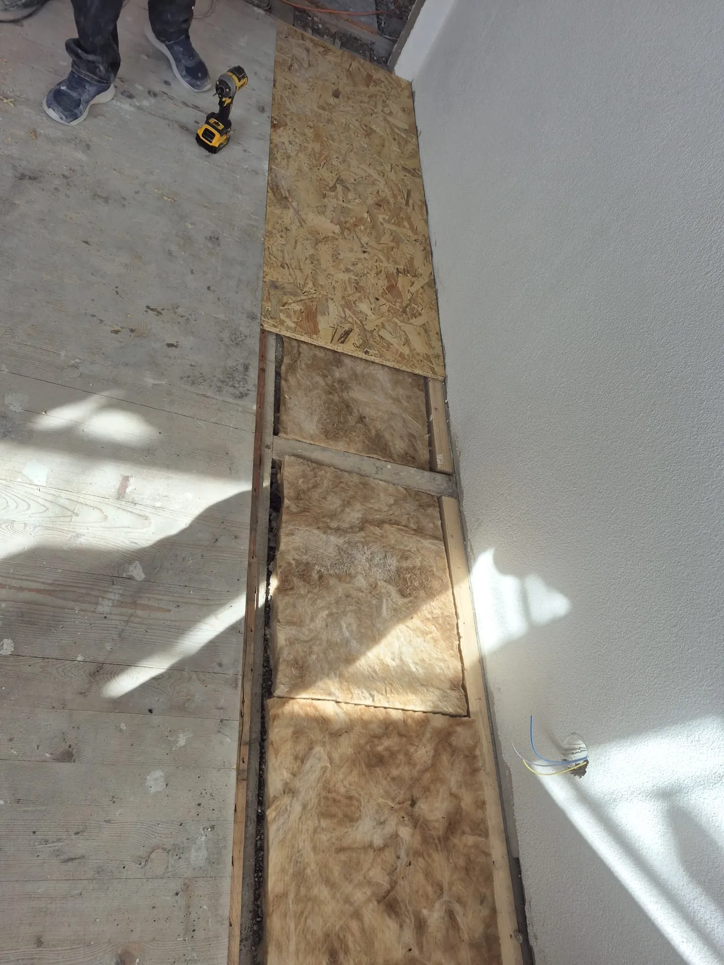 Unterboden aus OSB-Platten vor dem Verlegen des Bodenbelags – BEMO Montagen