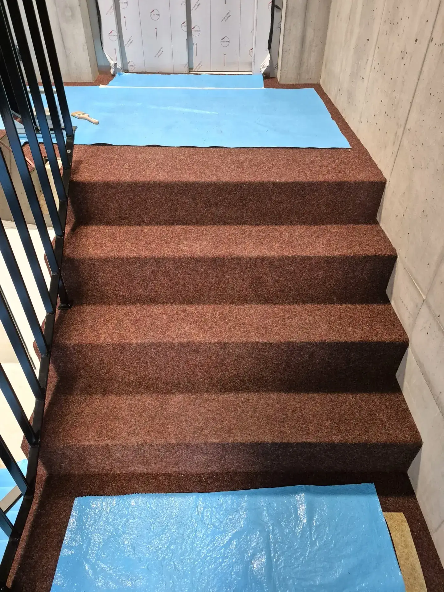 Treppe mit rotbraunem Teppichbelag neu belegt – BEMO Montagen Zürcher Unterland