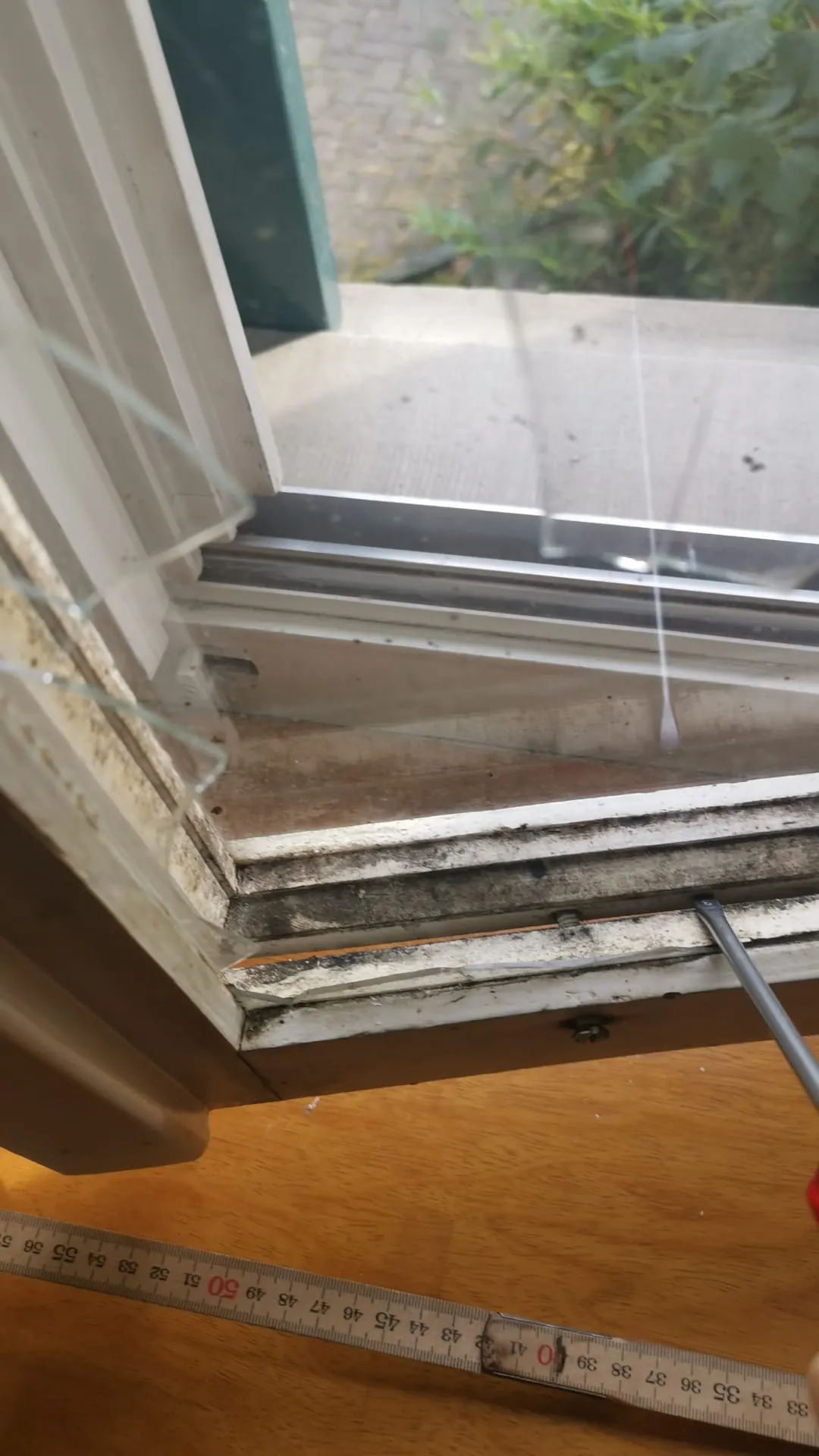 Kaputtes Fensterglas – Rahmen demontieren und Glas ersetzen