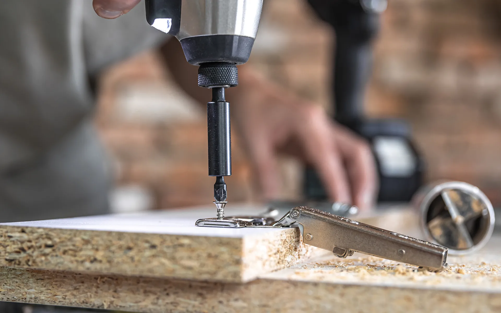 Schreinerarbeit mit Bohrmaschine – Schreinerservice Niederhasli