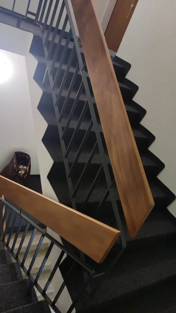 Treppenteppich im Treppenhaus verlegt